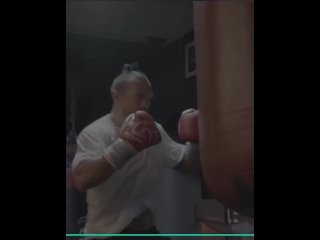 oleksandr usyk tore the bag in the hall